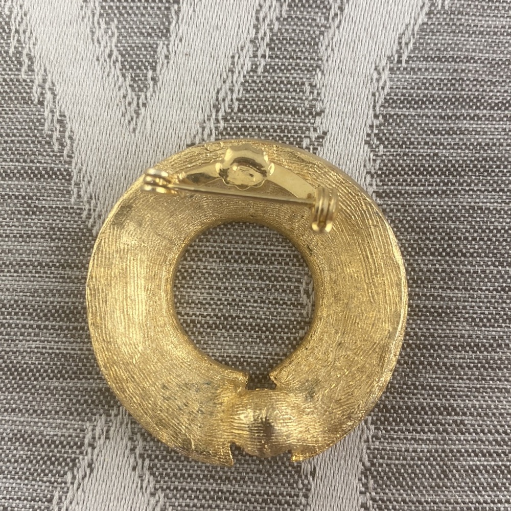 Pearl Brooch Gold Tone Circle Loop with Pearl - Picture 2 of 2